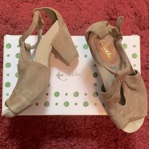 These Earthies suede sandals are in great condition and ready to wear